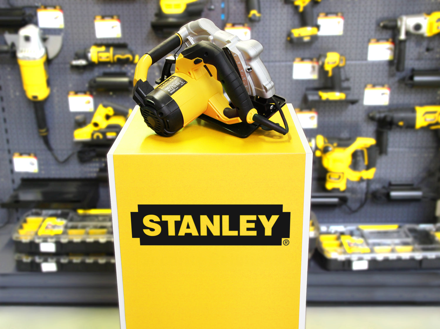 HelloExpo stanley zuil pilaar sokkel met product in winkel beurs