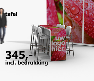 stand inrichting 07 tafel met logo en barkrukken voor beurs.jpg